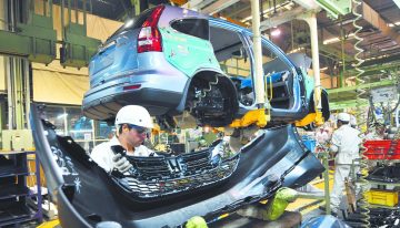 México compensa menores compras de autos de EU