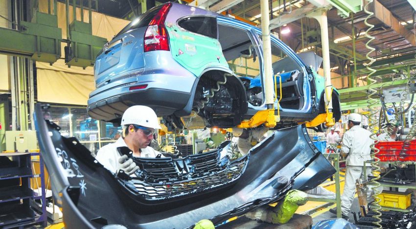 México compensa menores compras de autos de EU