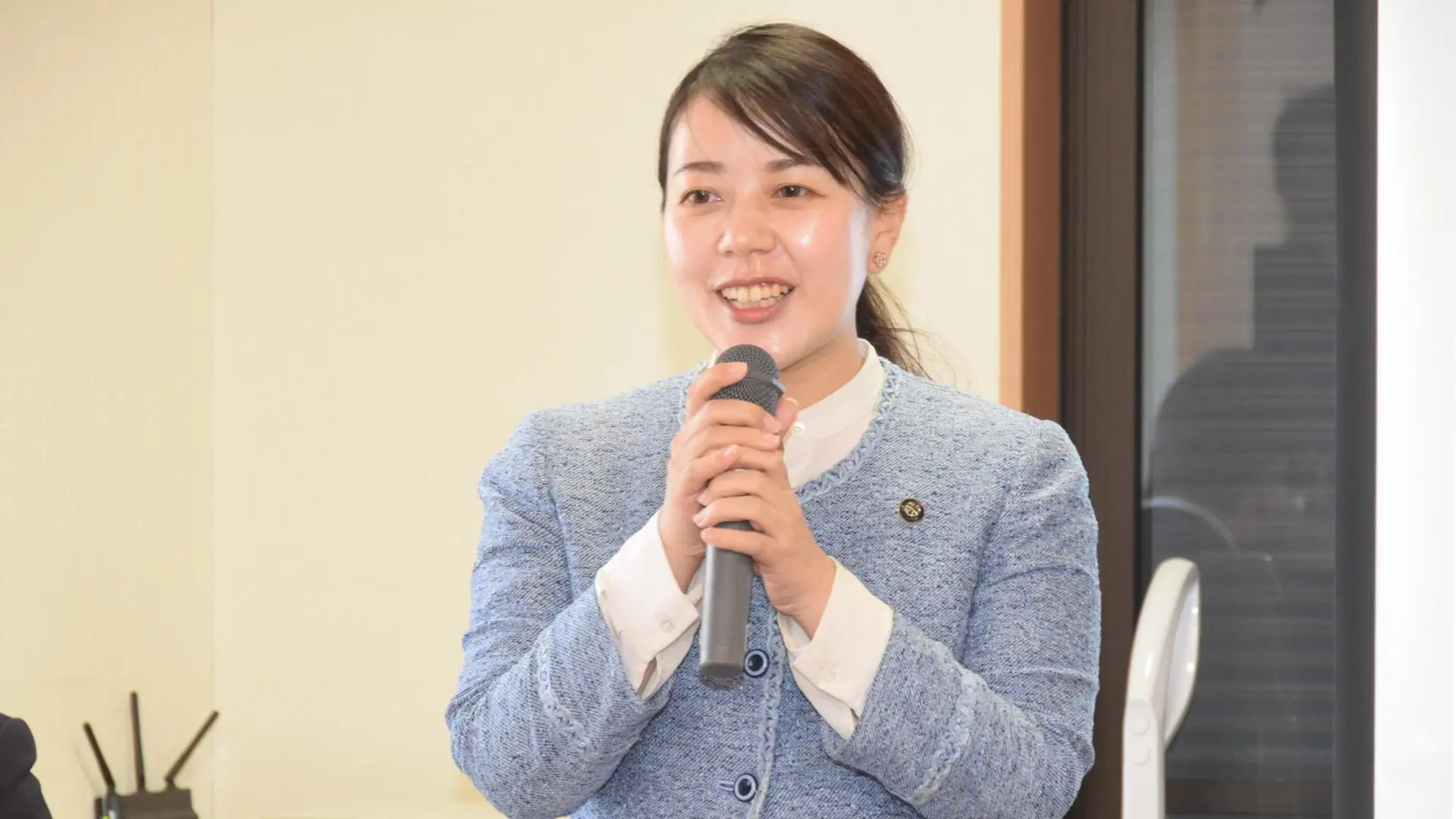 La alcaldesa de Japón criticada por su baja por maternidad se defiende del aluvión de críticas: «Espero romper prejuicios»