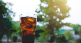 Por qué el fernet con cola se convirtió en el trago inseparable del futbol argentino