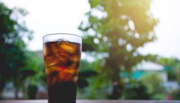 Por qué el fernet con cola se convirtió en el trago inseparable del futbol argentino