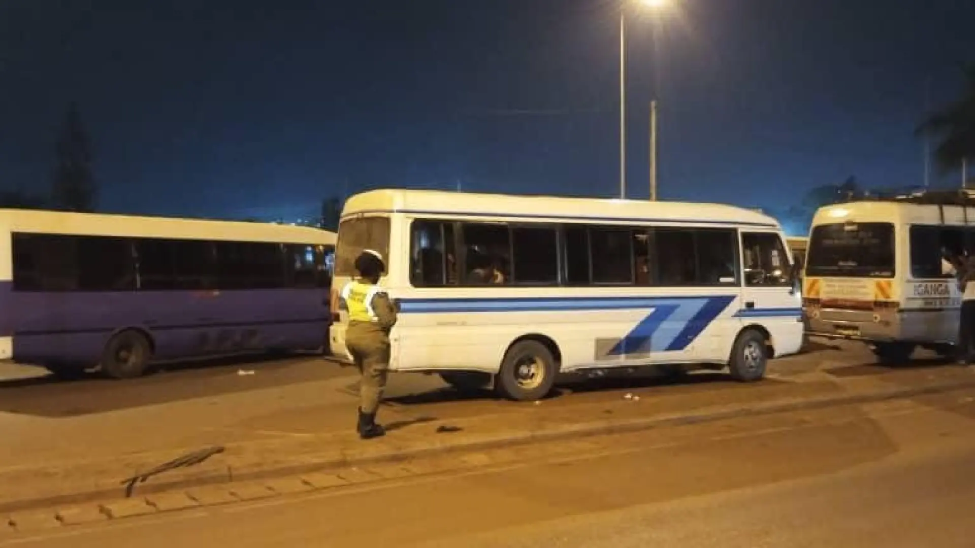 Ascienden a 24 los muertos tras el accidente de un autobús escolar al este de Uganda