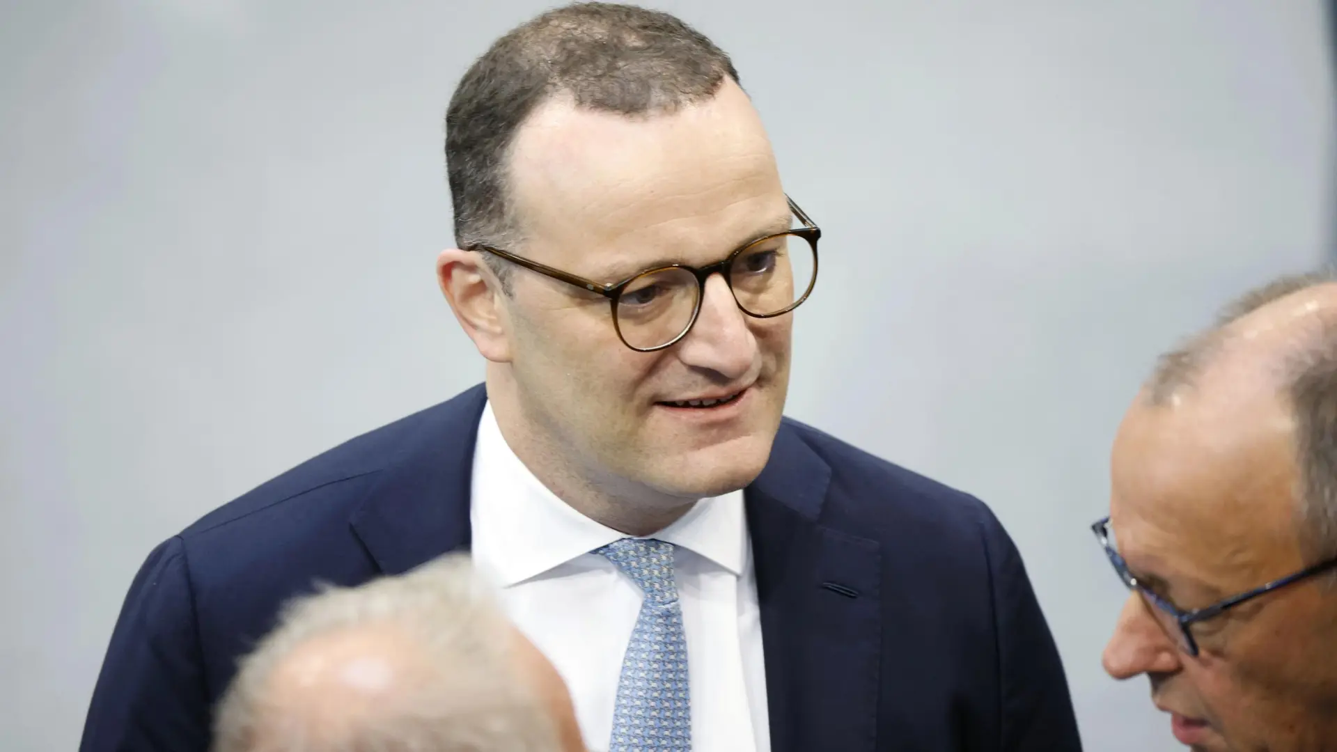 Dimite el líder del bloque conservador del Parlamento de Alemania por tener un hijo por gestación subrogada en EEUU