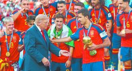 A Trump solo le faltó ponerse la playera de España