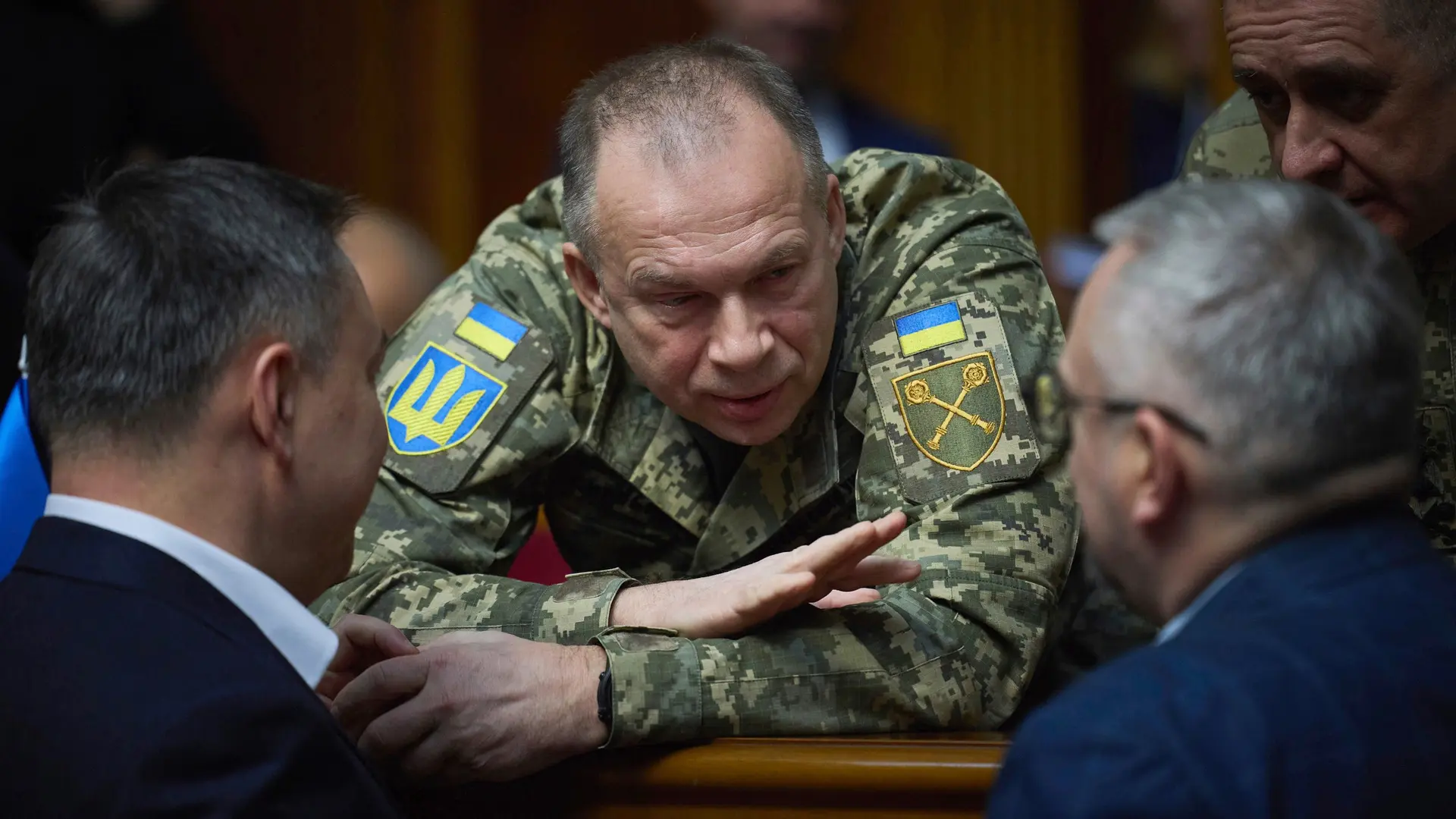Zelenski cesa a Sirski como jefe del Ejército tras días de protestas masivas en Ucrania que exigían su destitución