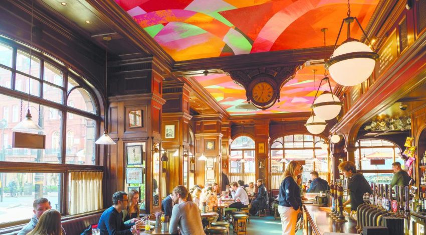 Anuncia UK rebaja de impuestos para los pubs en dificultades