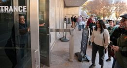 Trump ordena poner carteles de advertencia frente al museo nacional de historia en Washington