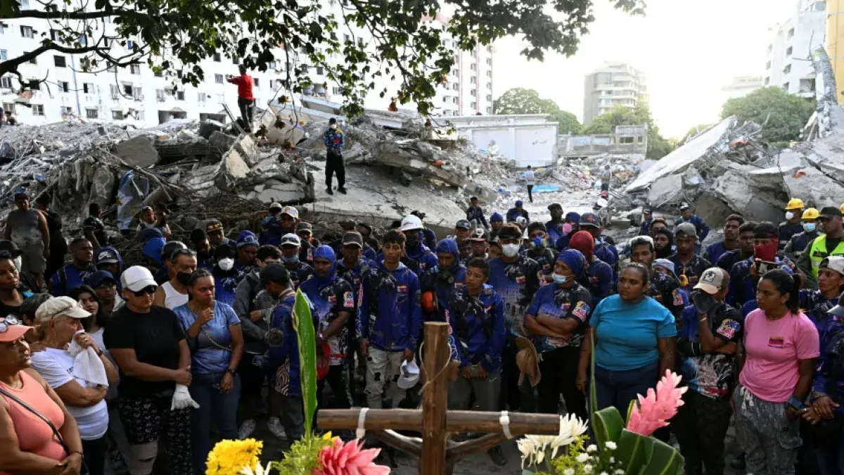 Un minuto de silencio en zona de desastre en Venezuela, un mes después de los terremotos