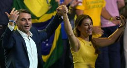 En nombre de su padre, Flávio Bolsonaro oficializa su candidatura presidencial en Brasil