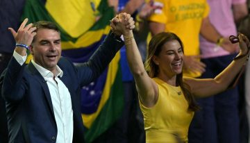 En nombre de su padre, Flávio Bolsonaro oficializa su candidatura presidencial en Brasil