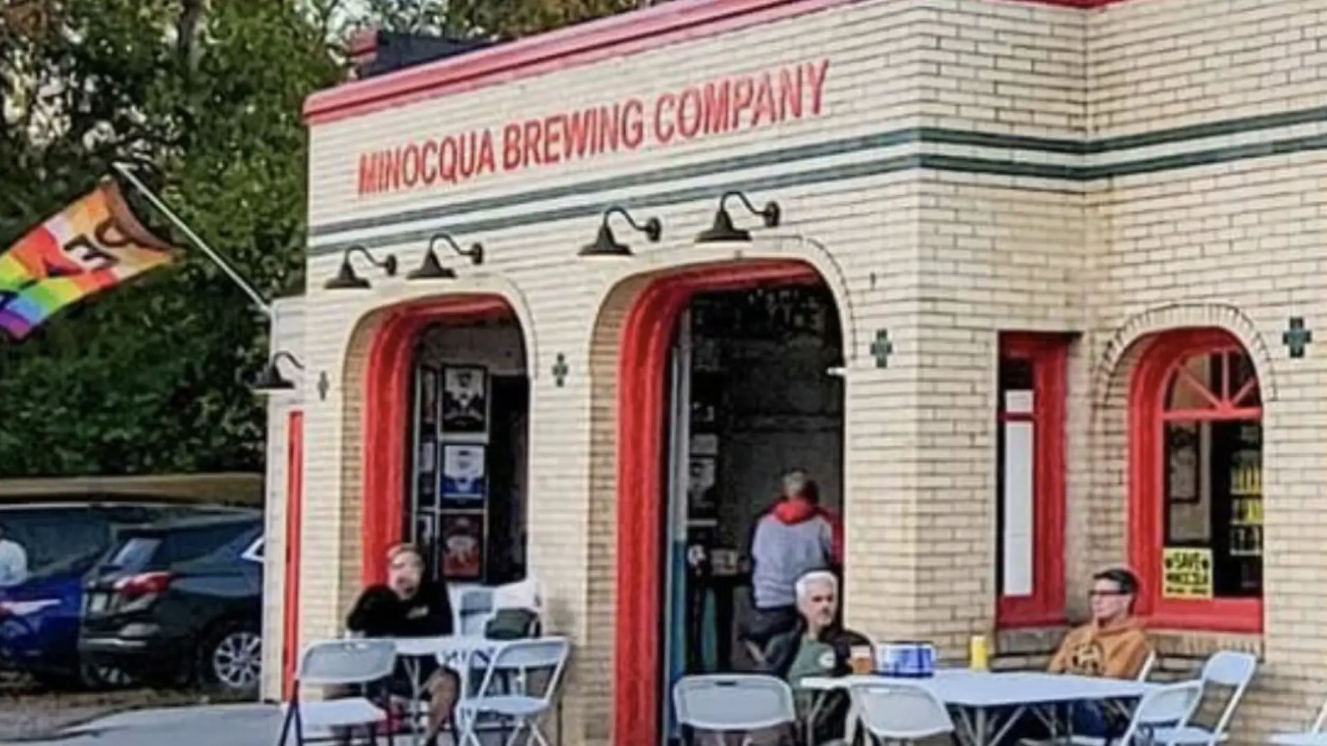 Un bar de un activista de izquierdas pierde su licencia tras prometer cerveza gratis cuando muriera Trump