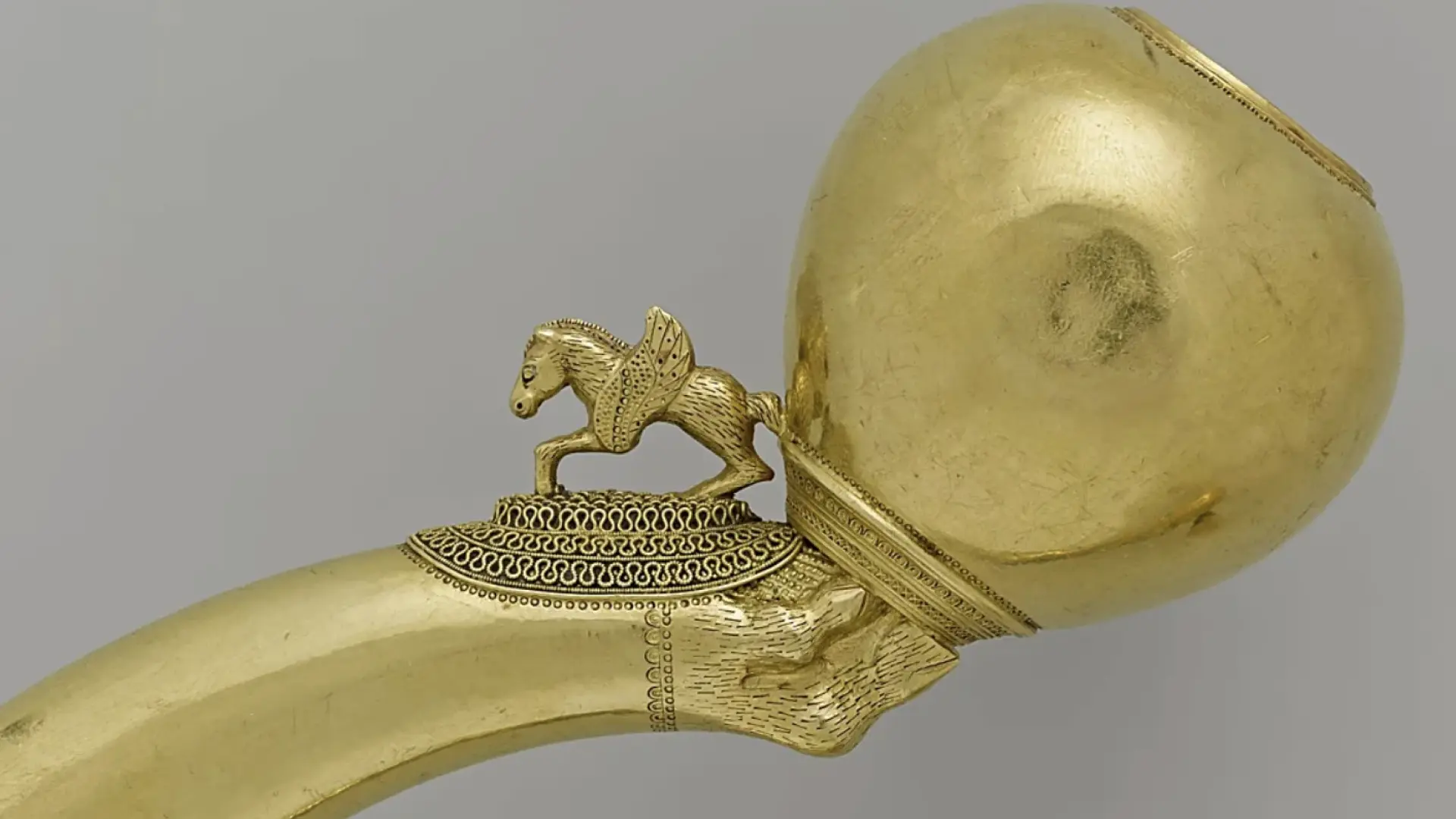 Detienen a un veinteañero por robar un collar celta de casi medio kilo de oro en un museo de Francia