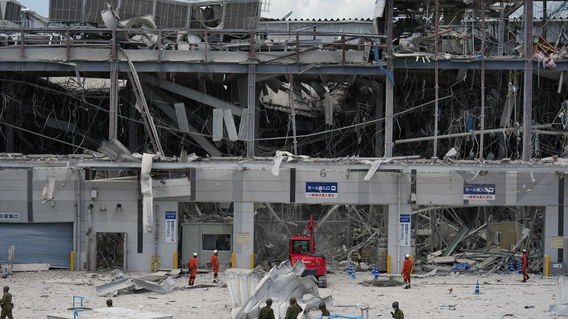 Japón busca contra reloj a atrapados bajo los escombros tras el fuerte terremoto: «Aún hay personas esperando ayuda»