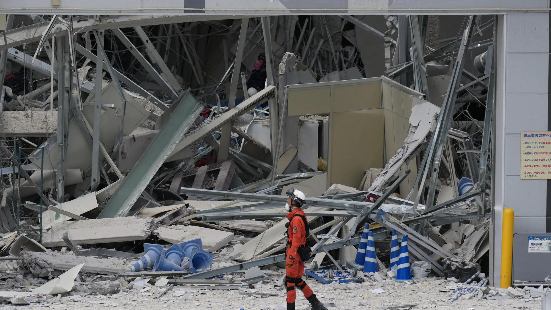 Edificios colapsados, explosiones… Las impactantes imágenes del terremoto de 7,1 que sacudió el sur de Japón