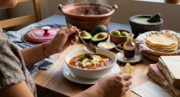 Caldo tlalpeño: El platillo de Tlalpan que combina pollo, garbanzos y aguacate