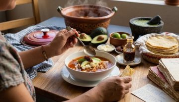 Caldo tlalpeño: El platillo de Tlalpan que combina pollo, garbanzos y aguacate