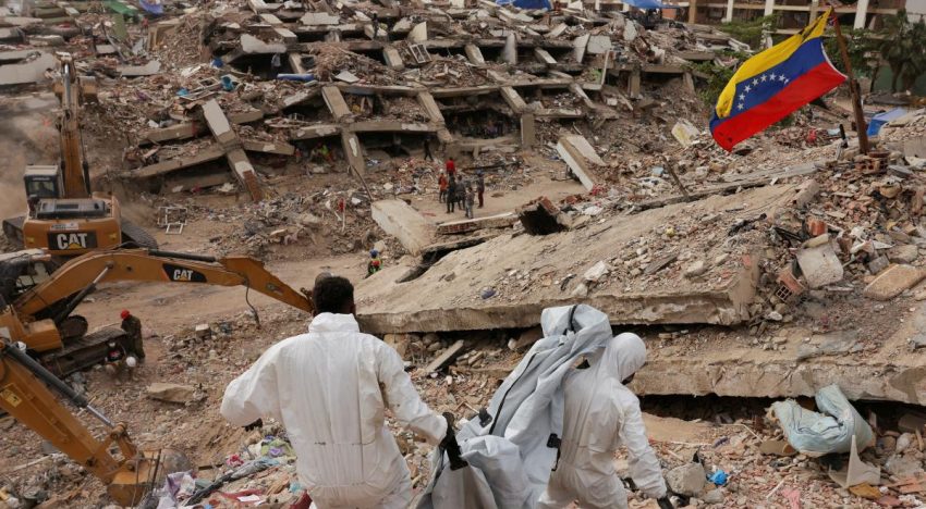 Rescatistas reanudan recuperación de cuerpos en edificio dinamitado tras terremotos en Venezuela