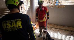 Rescatistas trabajan contra reloj para salvar a niño atrapado entre los escombros en La Guaira
