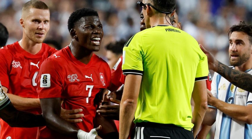 La FIFA respaldó la expulsión de Embolo ante Argentina y salió al cruce de la aclaración de la IFAB