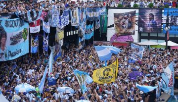 Banderazo argentino en Atlanta: hubo miles de personas y mucho color, pero también incidentes entre hinchas de San Lorenzo y Huracán