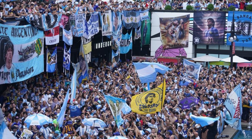 Banderazo argentino en Atlanta: hubo miles de personas y mucho color, pero también incidentes entre hinchas de San Lorenzo y Huracán
