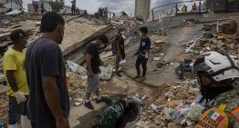 Hallazgo de dólares entre los escombros generó tensión entre vecinos y militares en Caraballeda (VIDEO)