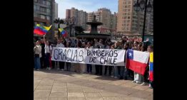 Venezolanos ovacionaron a los bomberos chilenos al regresar de la misión de rescate en La Guaira