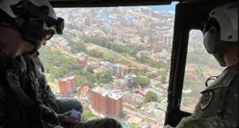 Jefe del Comando Sur sobrevoló La Guaira para inspeccionar las operaciones militares de EEUU