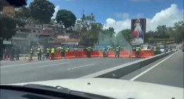 La mega COLA provocada por el cierre de la autopista Caracas-La Guaira este #1Jul (VIDEO)