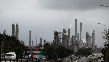 Refinerías presionan a comerciantes para que tomen una mayor porción del petróleo venezolano