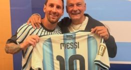 Messi le regaló su camiseta a Roberto Baggio tras la clasificación ante Suiza y revivió una amistad que nació gracias a Guardiola