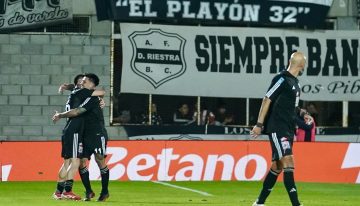 Así fue el extraordinario gol de Alexander Díaz para el impactante 3-0 de Deportivo Riestra frente a Boca
