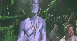 Ryan Reynolds irrumpió en la Comic-Con disfrazado de Deadpool para pedir un papel en “Avengers: Doomsday”