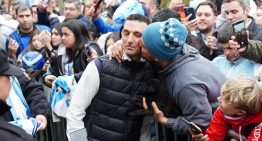 Devoción por Lionel Scaloni en Pujato, el pueblo que no deja de abrazarlo: filas interminables, canciones y un ruego en continuado