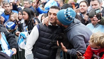 Devoción por Lionel Scaloni en Pujato, el pueblo que no deja de abrazarlo: filas interminables, canciones y un ruego en continuado