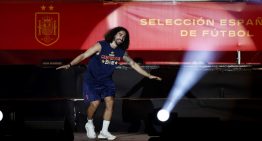 El jugador con la gorra de Trump, la chicana contra Paredes y la inesperada promesa de Cucurella, todo lo que no se vio de los festejos de España campeón
