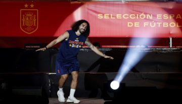 El jugador con la gorra de Trump, la chicana contra Paredes y la inesperada promesa de Cucurella, todo lo que no se vio de los festejos de España campeón