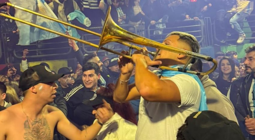 «Quiero quedarme sin aire tocando para Messi»: el trombonista que revoluciona el túnel de Caseros cuando gana Argentina