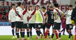 River tuvo los debuts de Nico Otamendi y Ángel Correa pero Barracas hizo historia y ganó en el Monumental