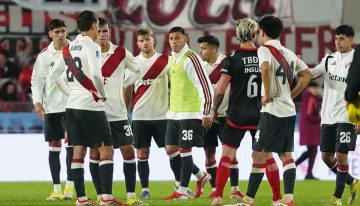 River tuvo los debuts de Nico Otamendi y Ángel Correa pero Barracas hizo historia y ganó en el Monumental