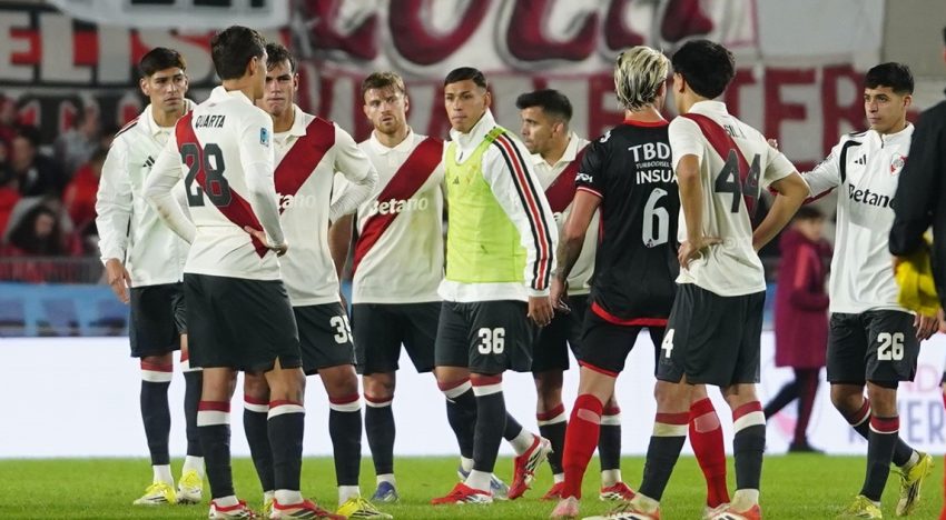 River tuvo los debuts de Nico Otamendi y Ángel Correa pero Barracas hizo historia y ganó en el Monumental