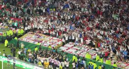 La insólita caída de Jordan Henderson: quiso festejar la clasificación de Inglaterra y tuvo que ser retirado en camilla del Azteca