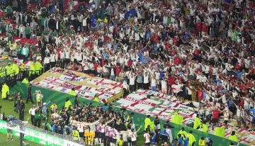 La insólita caída de Jordan Henderson: quiso festejar la clasificación de Inglaterra y tuvo que ser retirado en camilla del Azteca