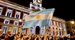 Miles de argentinos tiñeron de celeste y blanco la Puerta del Sol en Madrid tras la épica victoria de la Scaloneta ante Inglaterra