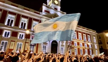 Miles de argentinos tiñeron de celeste y blanco la Puerta del Sol en Madrid tras la épica victoria de la Scaloneta ante Inglaterra
