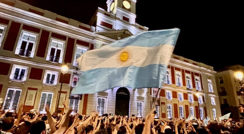 Miles de argentinos tiñeron de celeste y blanco la Puerta del Sol en Madrid tras la épica victoria de la Scaloneta ante Inglaterra
