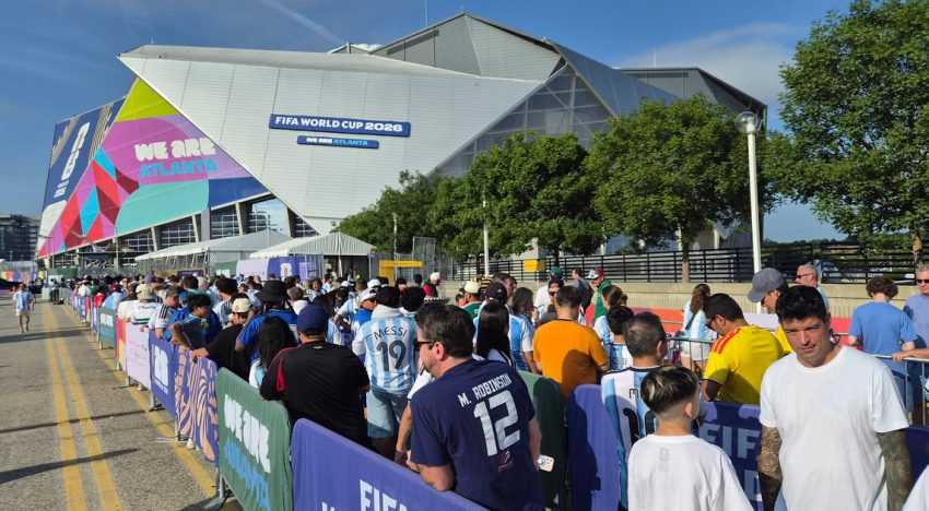 Argentina copó Atlanta: la caravana de hinchas del centro al estadio que hizo vibrar las calles de la ciudad de la fórmula de la Coca Cola