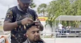 «Favor con favor se paga»: barbero regaló cortes de cabello a rescatistas de El Salvador en La Guaira (VIDEO)