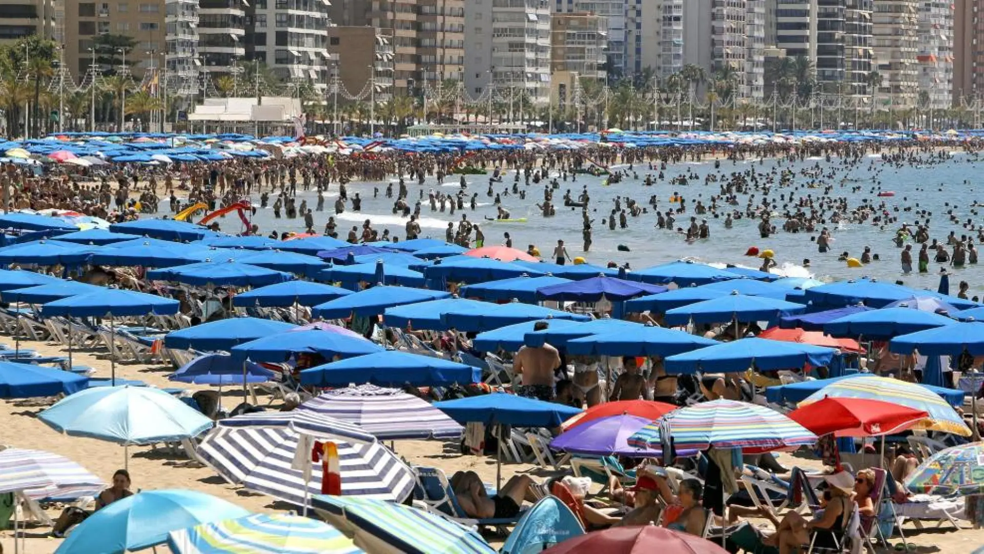 El 'Daily Mail' alerta de la masificación de las playas españolas este verano: «El país sufre una gran saturación»