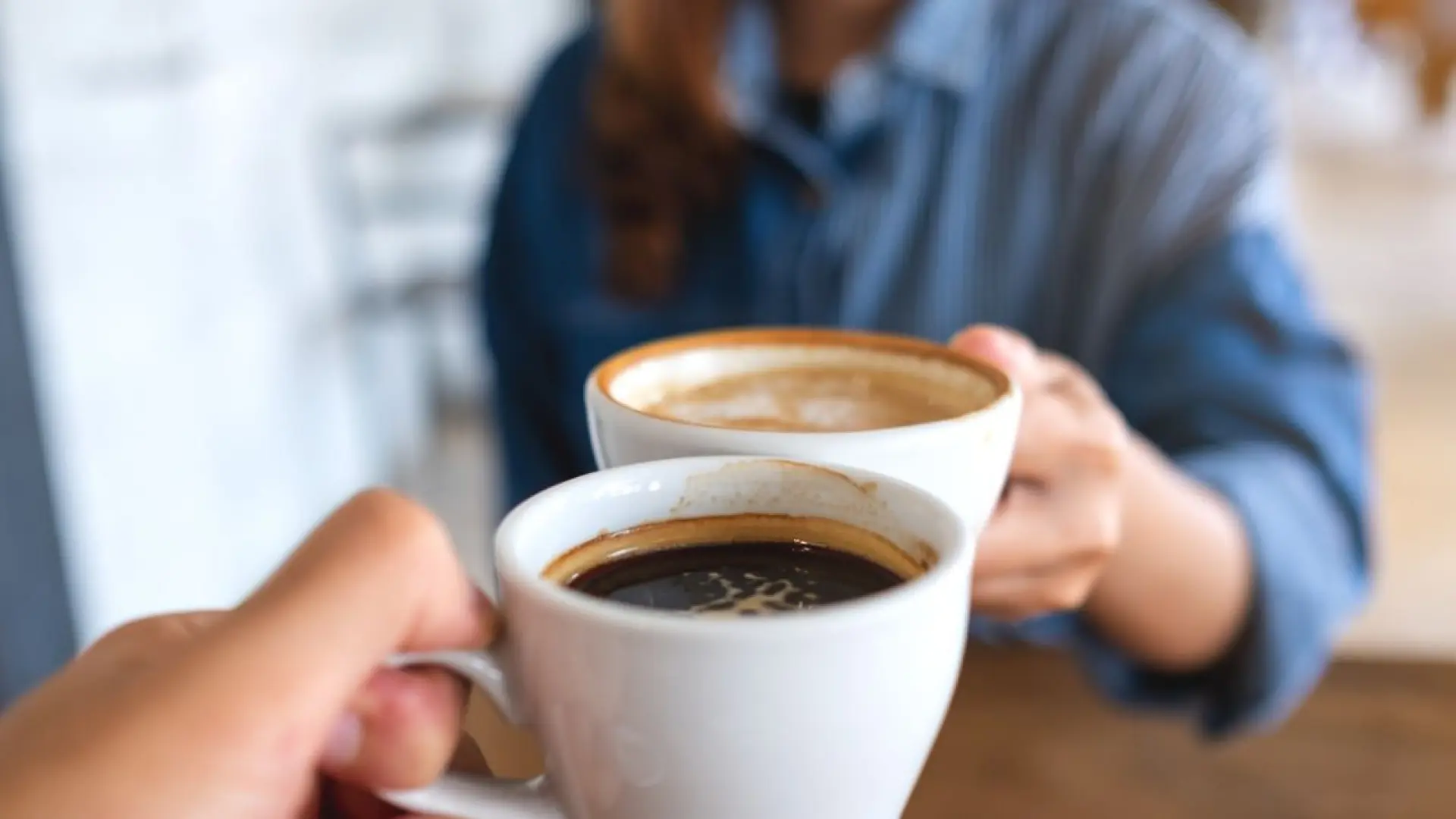 Consumir cinco tazas de café al día es seguro para la mayoría de los adultos, pero no es igual con las bebidas energéticas